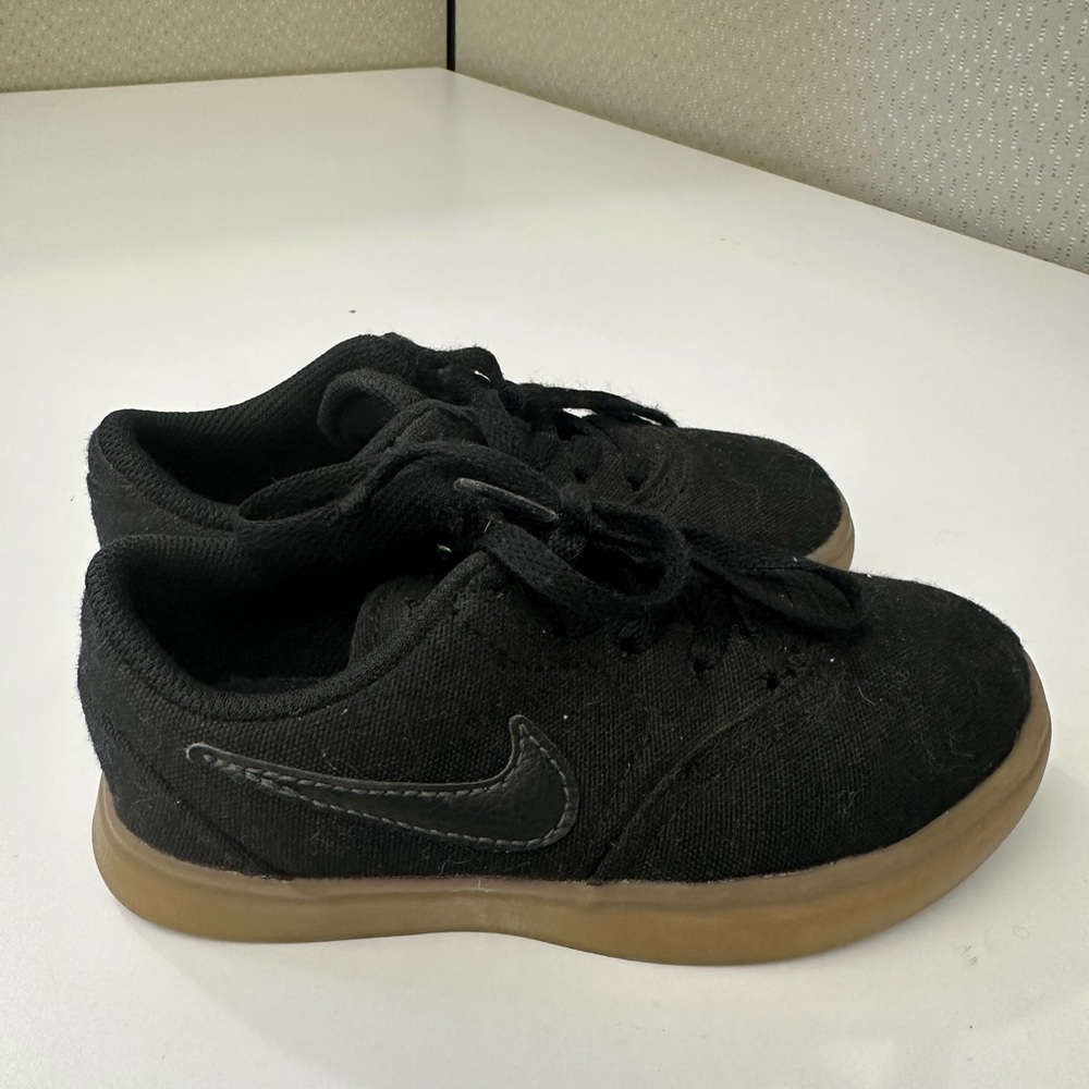Nike boys shoes size 11c